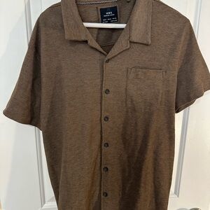 Men’s Short Sleeve Button-Up Shirt in Brown